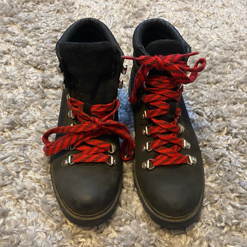 Sorel leather hiking boots- size 8 in great preloved condition!